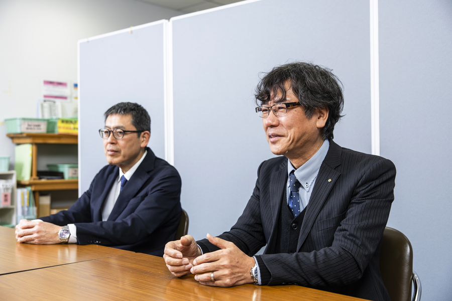 安田課長と花村専任課長