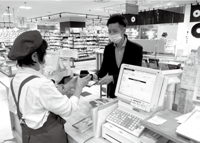 丸由百貨店のレジ会計風景