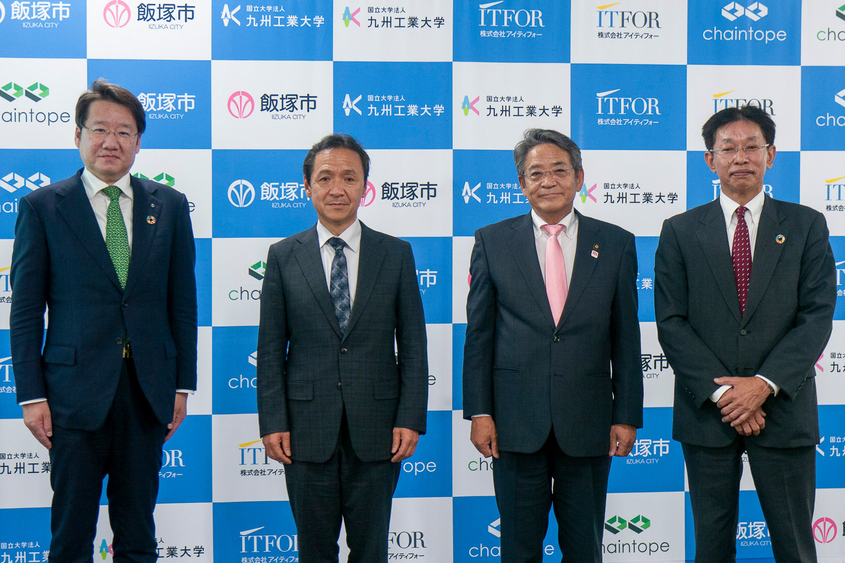 左から、chaintope 正田社長、九州工業大学 三谷学長、飯塚市 片峯市長、アイティフォー 佐藤社長